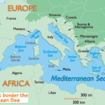 MAPPA IN COPERTINA: Un’alleanza del genere ha avuto vita molte volte negli scorsi millenni. Un’alleanza naturale, logica, perché gli stati o comunità umane che vivono sulle sponde del Mar Mediterraneo hanno molto in comune, tanto. Altrettanto ovvio è che gli altri stati loro vicini, anche se non direttamente bagnati dal Mare Nostrum, facciano del Mediterraneo e di tutta la sua Comunità il giusto uso per scambi e cooperazione, e perciò possano anch’essi far parte della COMUNITA’ MEDITERRANEA, tanto pacifica quanto costruttiva.